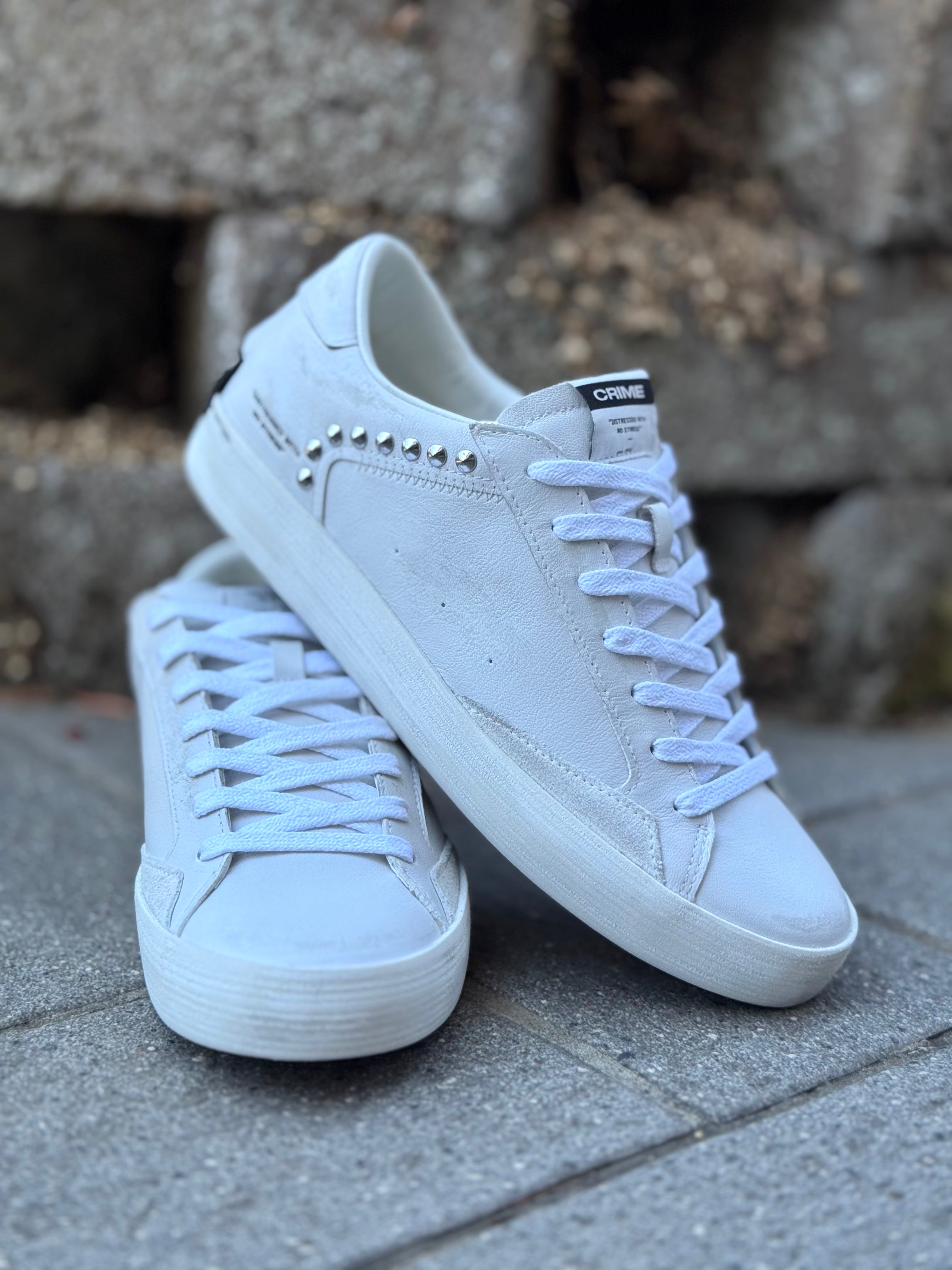 Crime London DISTRESSED sneakers in pelle con borchie laterali e spazzolature vintage