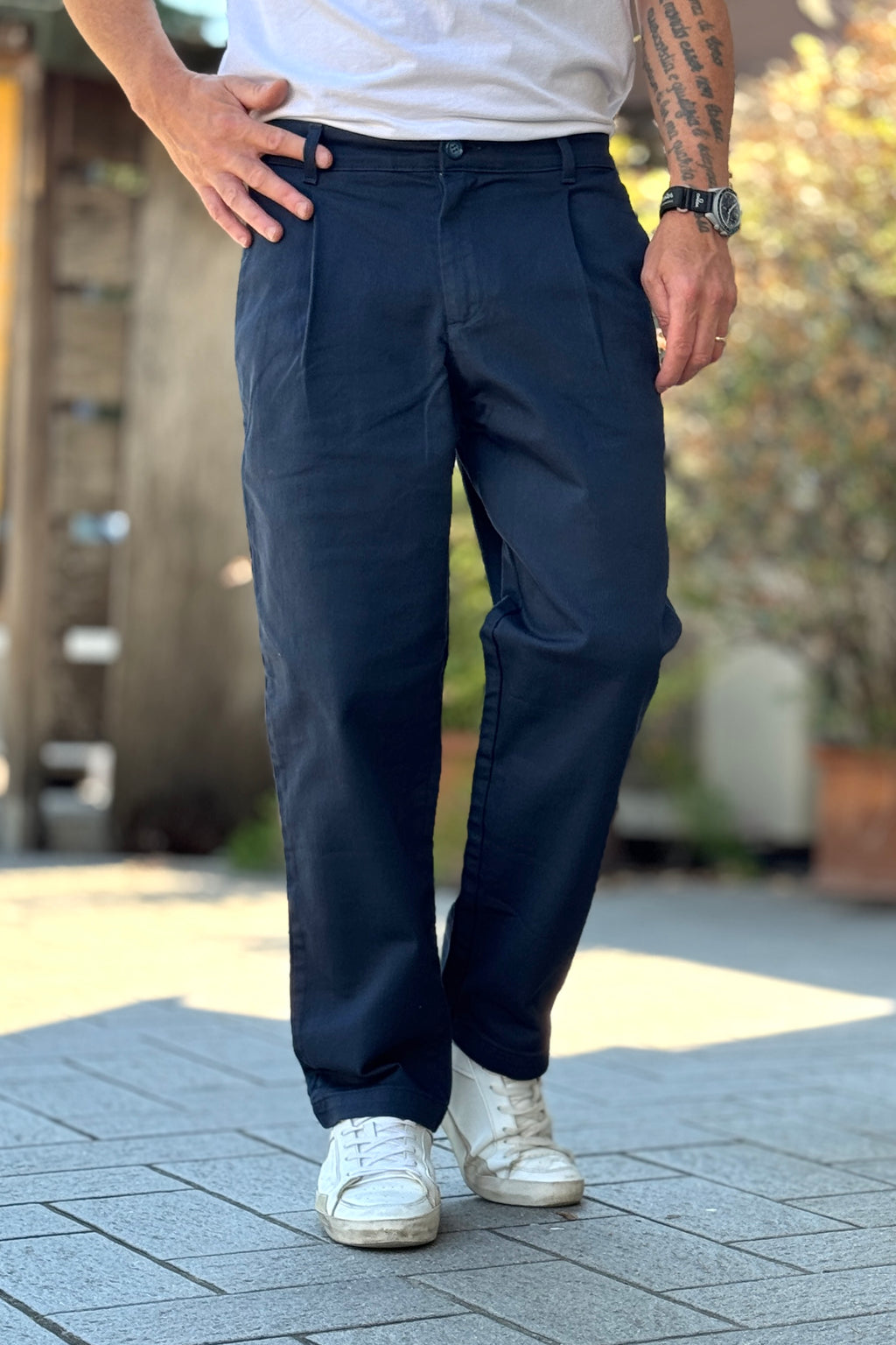 EN AVANCE PANTALONE CON PINCES IN VITA