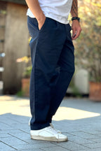 EN AVANCE PANTALONE CON PINCES IN VITA