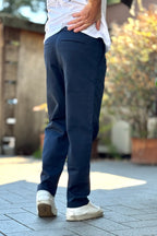EN AVANCE PANTALONE CON PINCES IN VITA