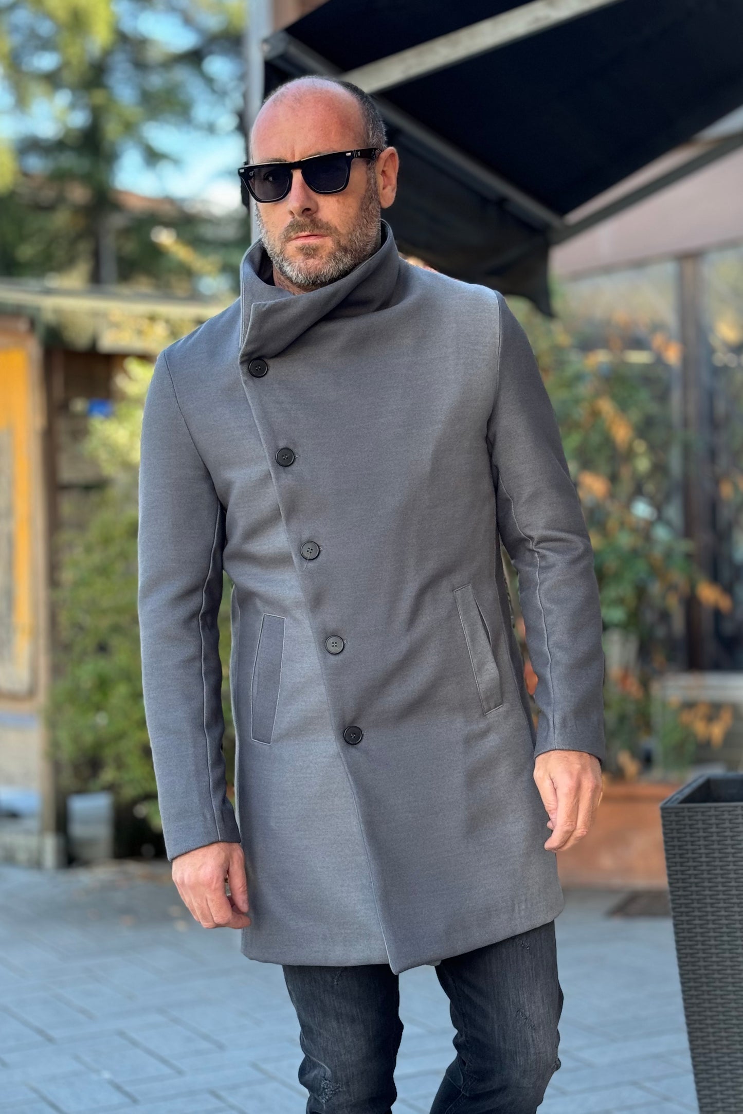 En Avance GT30 Coat with asymmetric closure in shaded fabric in grey