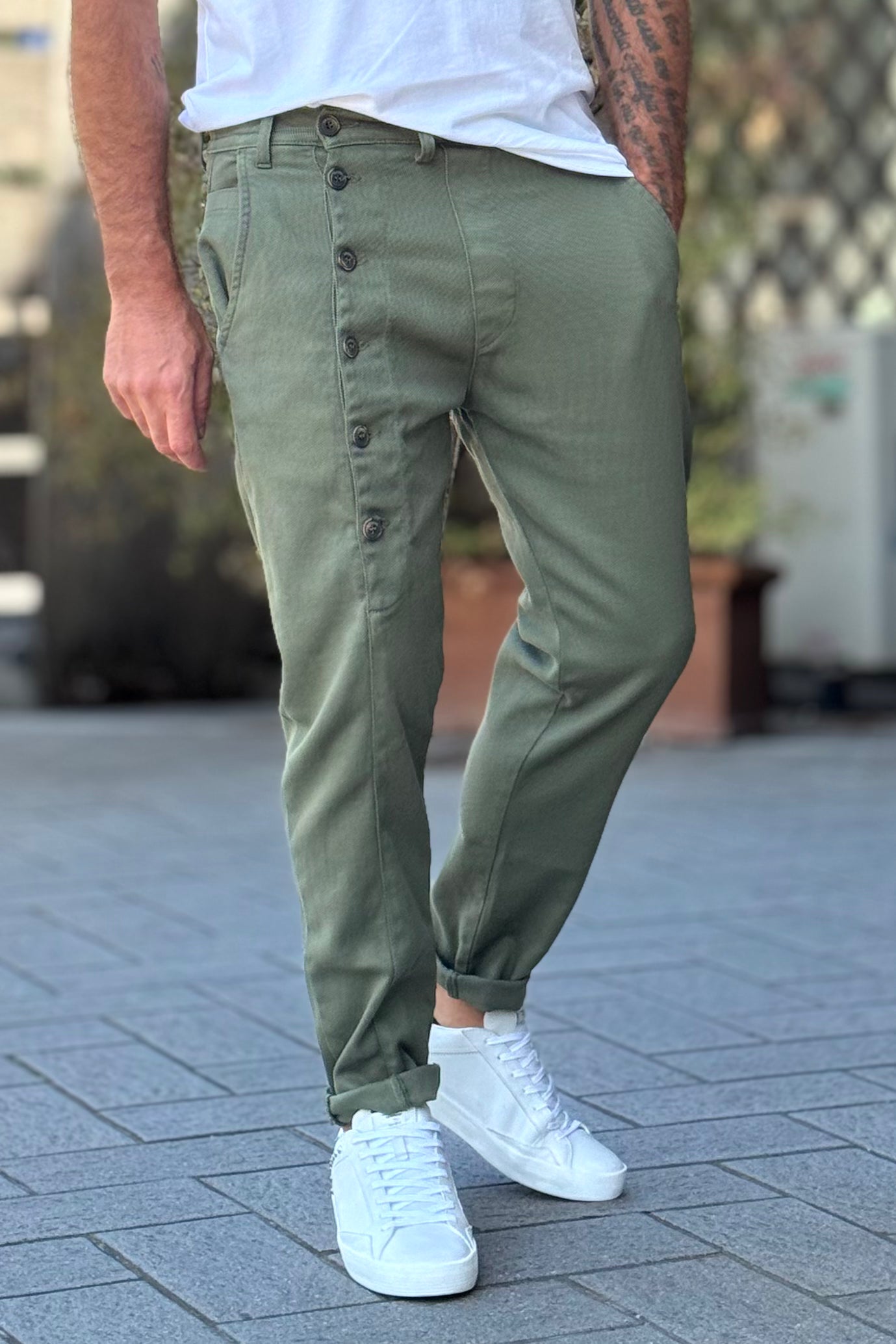 XAGON MAN A25032CR4072 PANTALONE ABBOTTONATO SULLA GAMBA DISPONIBILE IN 2 COLORI