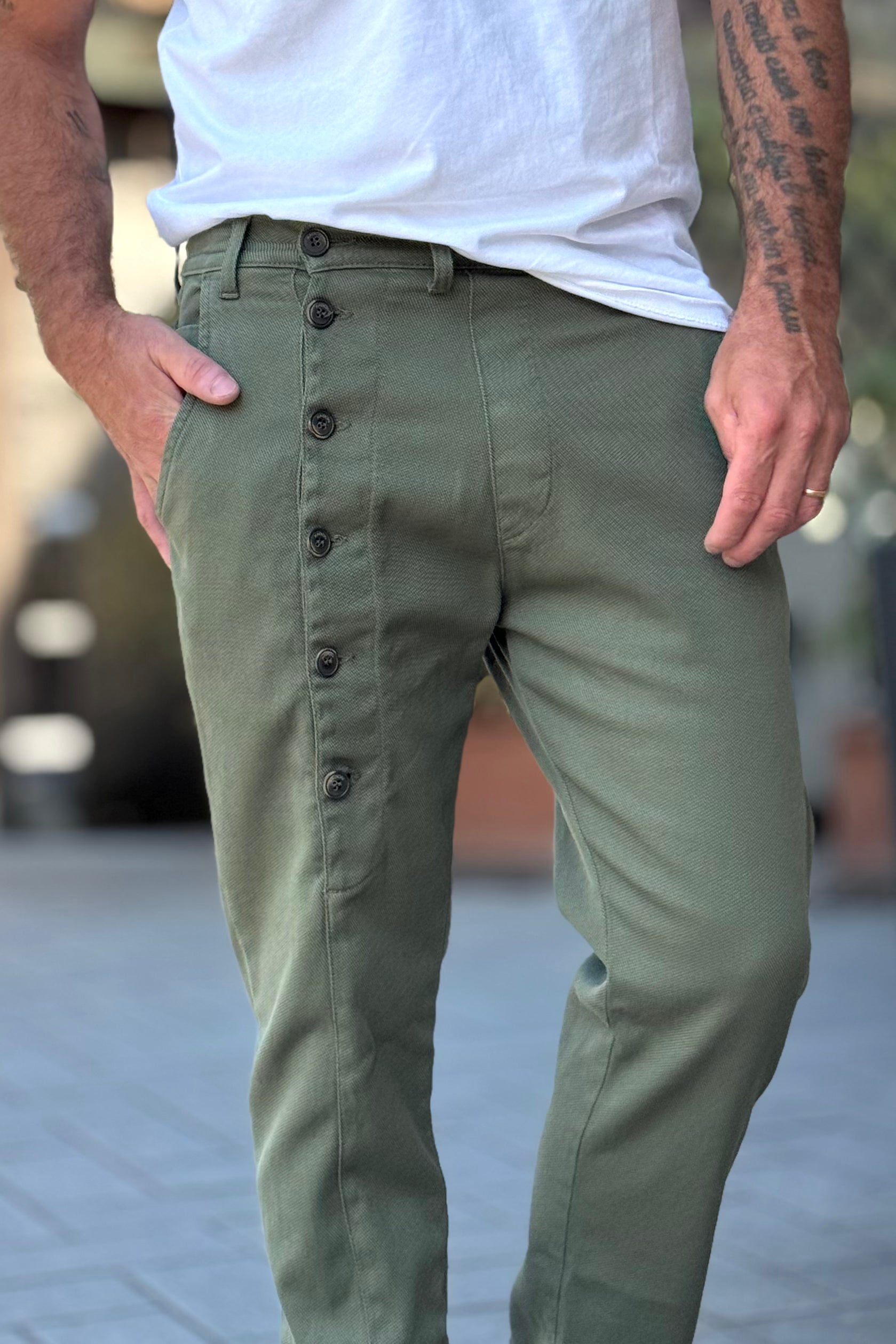 XAGON MAN A25032CR4072 PANTALONE ABBOTTONATO SULLA GAMBA DISPONIBILE IN 2 COLORI