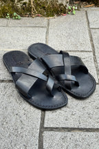 L'ARTIGIANO DEL CUOIO SANDALO FASCIA CON INCROCIO ALLUCE COLORE NERO