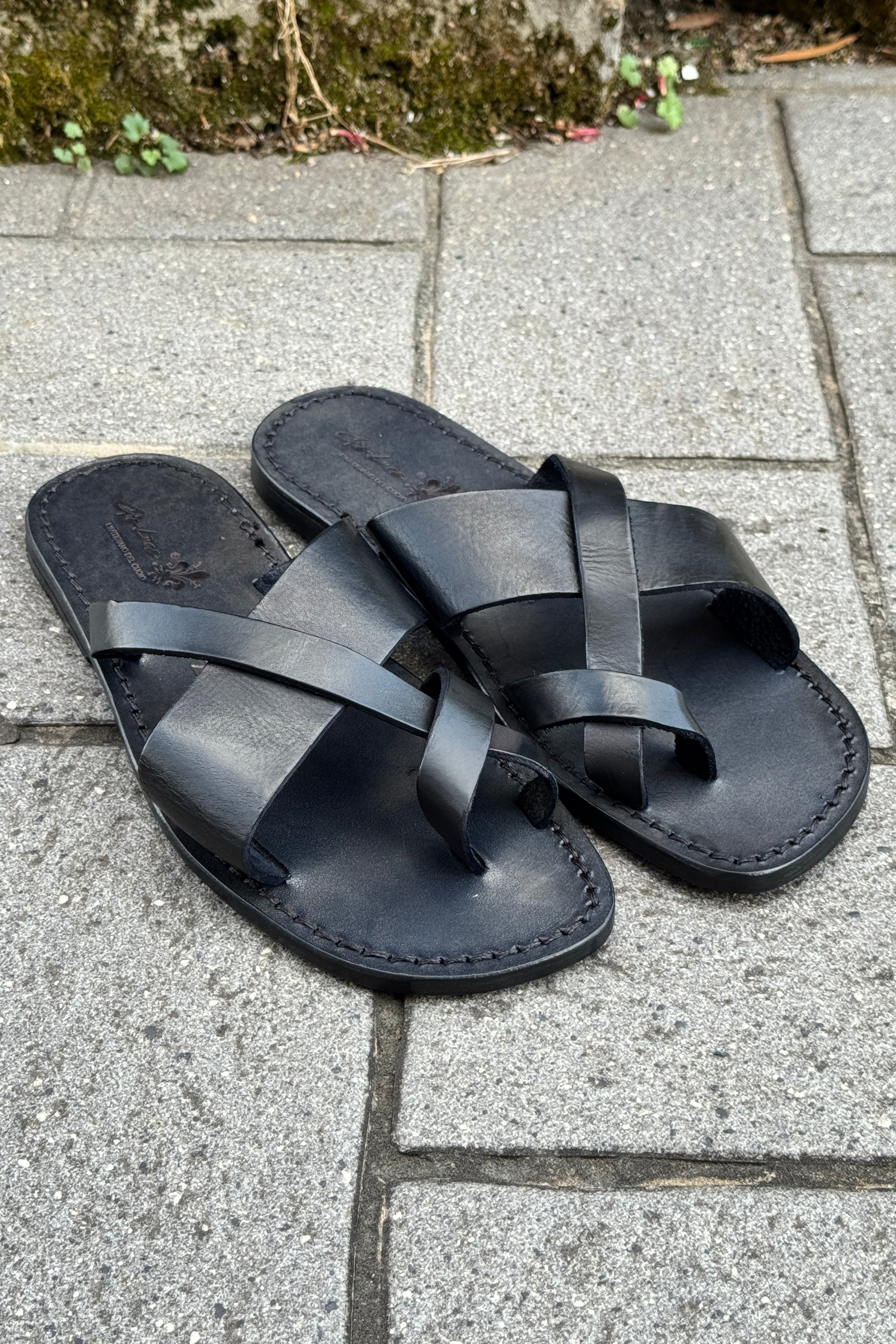 L'ARTIGIANO DEL CUOIO SANDALO FASCIA CON INCROCIO ALLUCE COLORE NERO