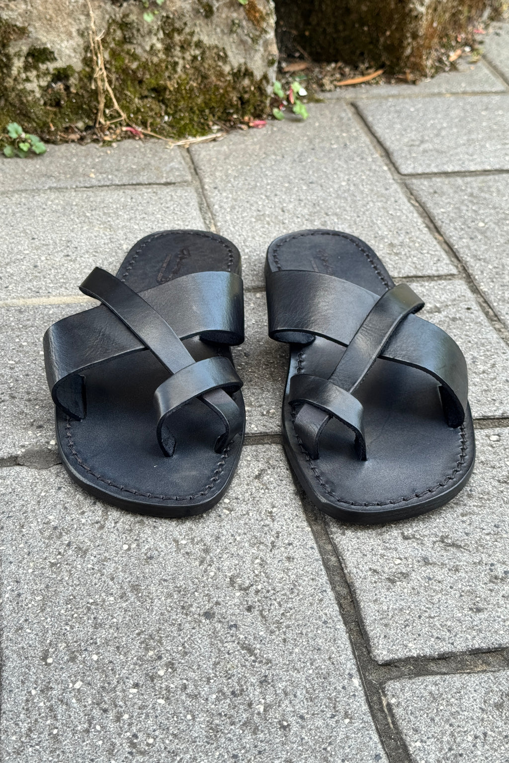 L'ARTIGIANO DEL CUOIO SANDALO FASCIA CON INCROCIO ALLUCE COLORE NERO