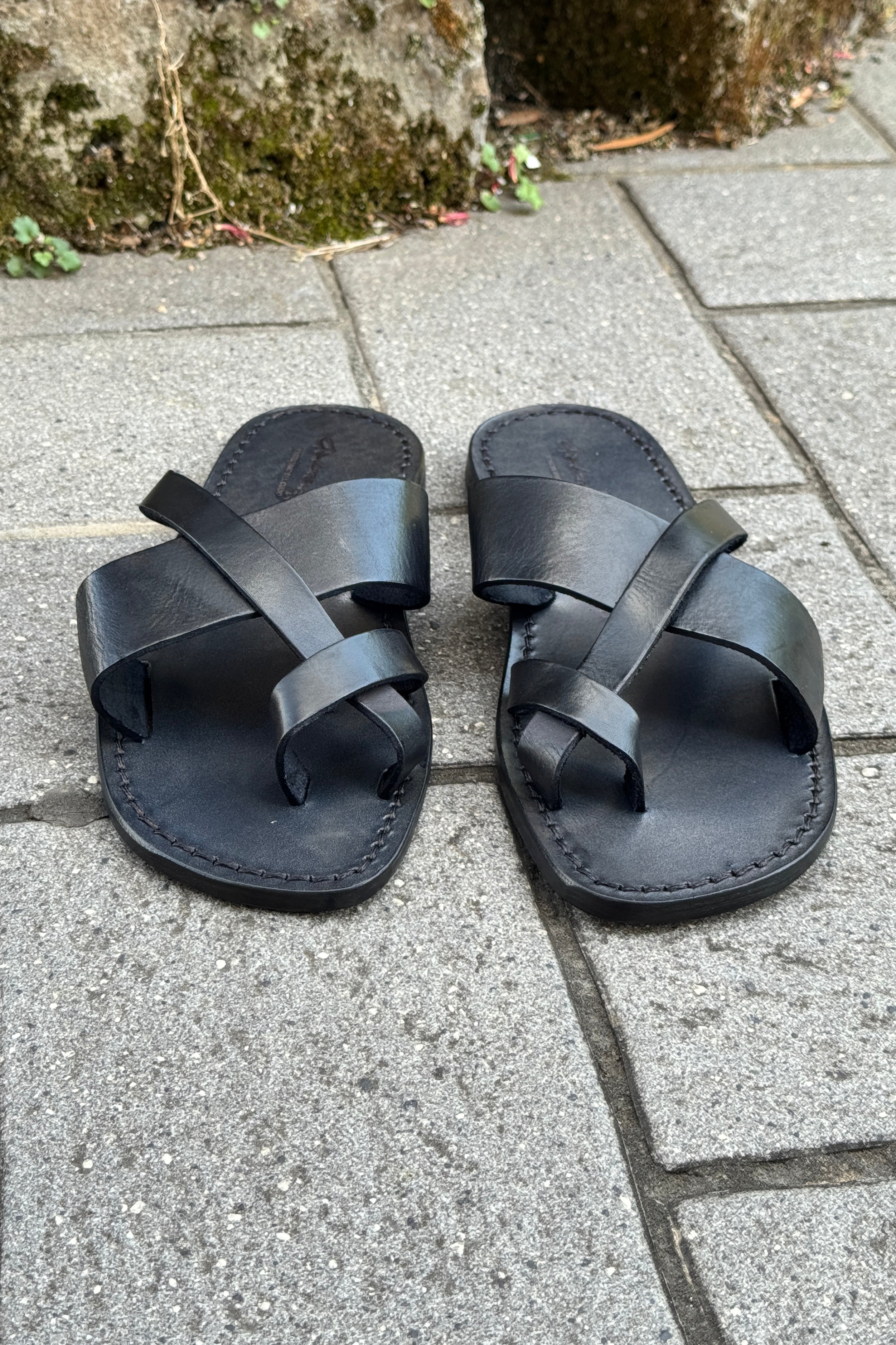 L'ARTIGIANO DEL CUOIO SANDALO FASCIA CON INCROCIO ALLUCE COLORE NERO