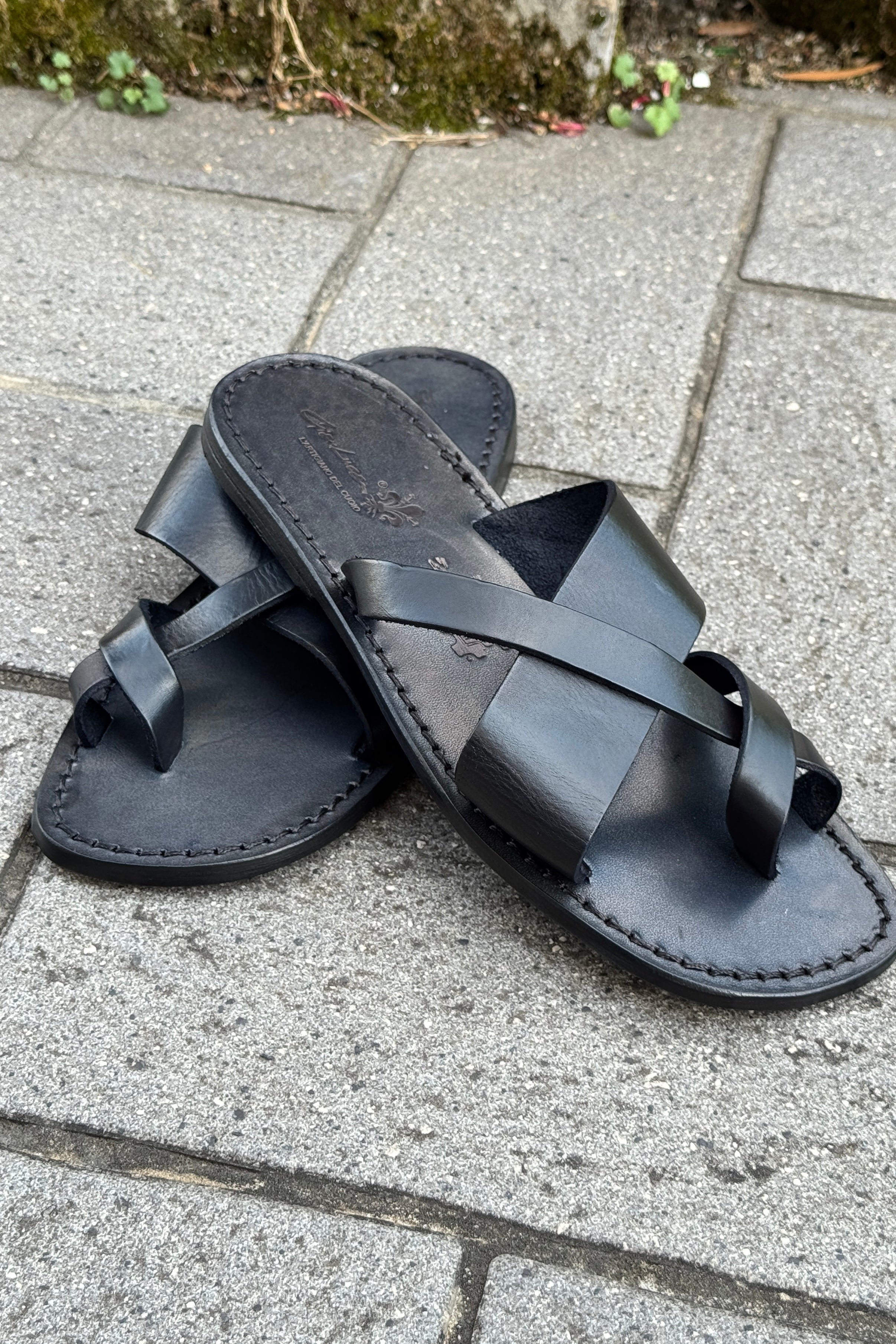 L'ARTIGIANO DEL CUOIO SANDALO FASCIA CON INCROCIO ALLUCE COLORE NERO