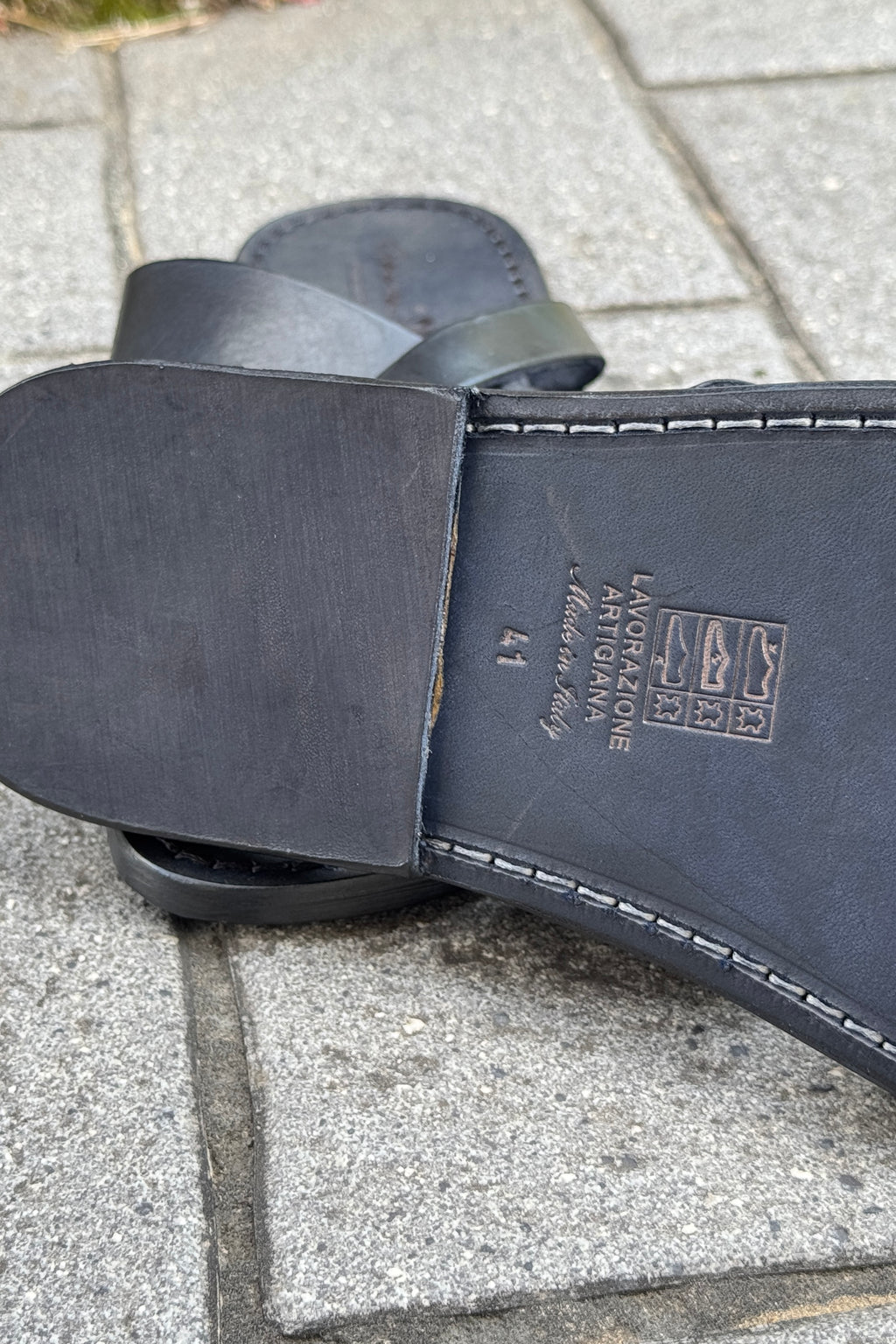 L'ARTIGIANO DEL CUOIO SANDALO FASCIA CON INCROCIO ALLUCE COLORE NERO