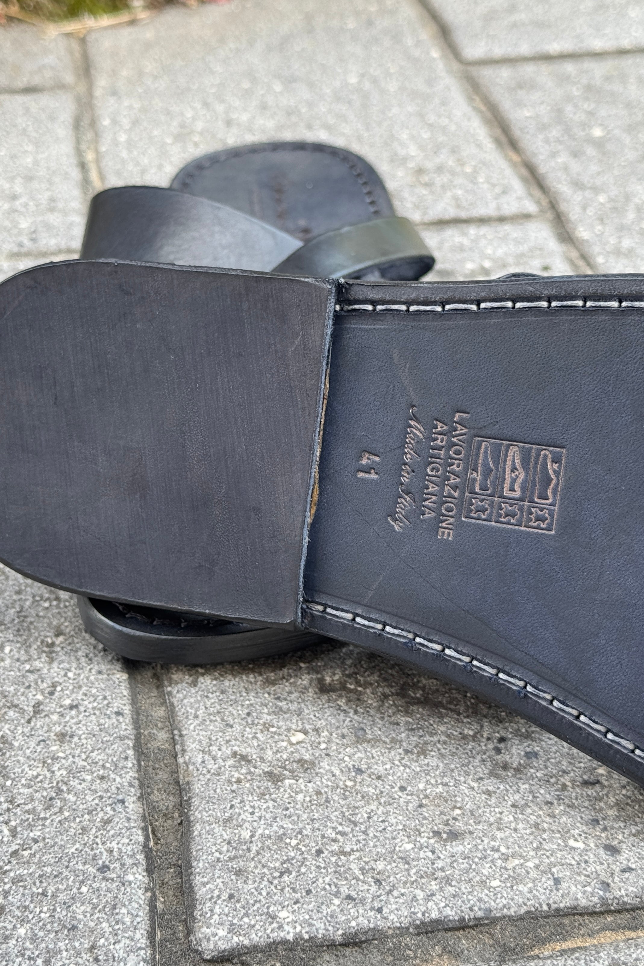 L'ARTIGIANO DEL CUOIO SANDALO FASCIA CON INCROCIO ALLUCE COLORE NERO