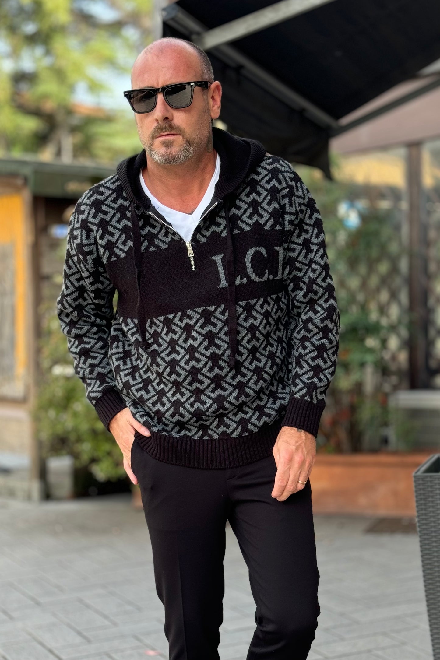 Les Costumes Paris  LCFW25039 Maglia modello felpa con cappuccio zip allover logo jacquard lato cuore nera e grigia LCFW25039