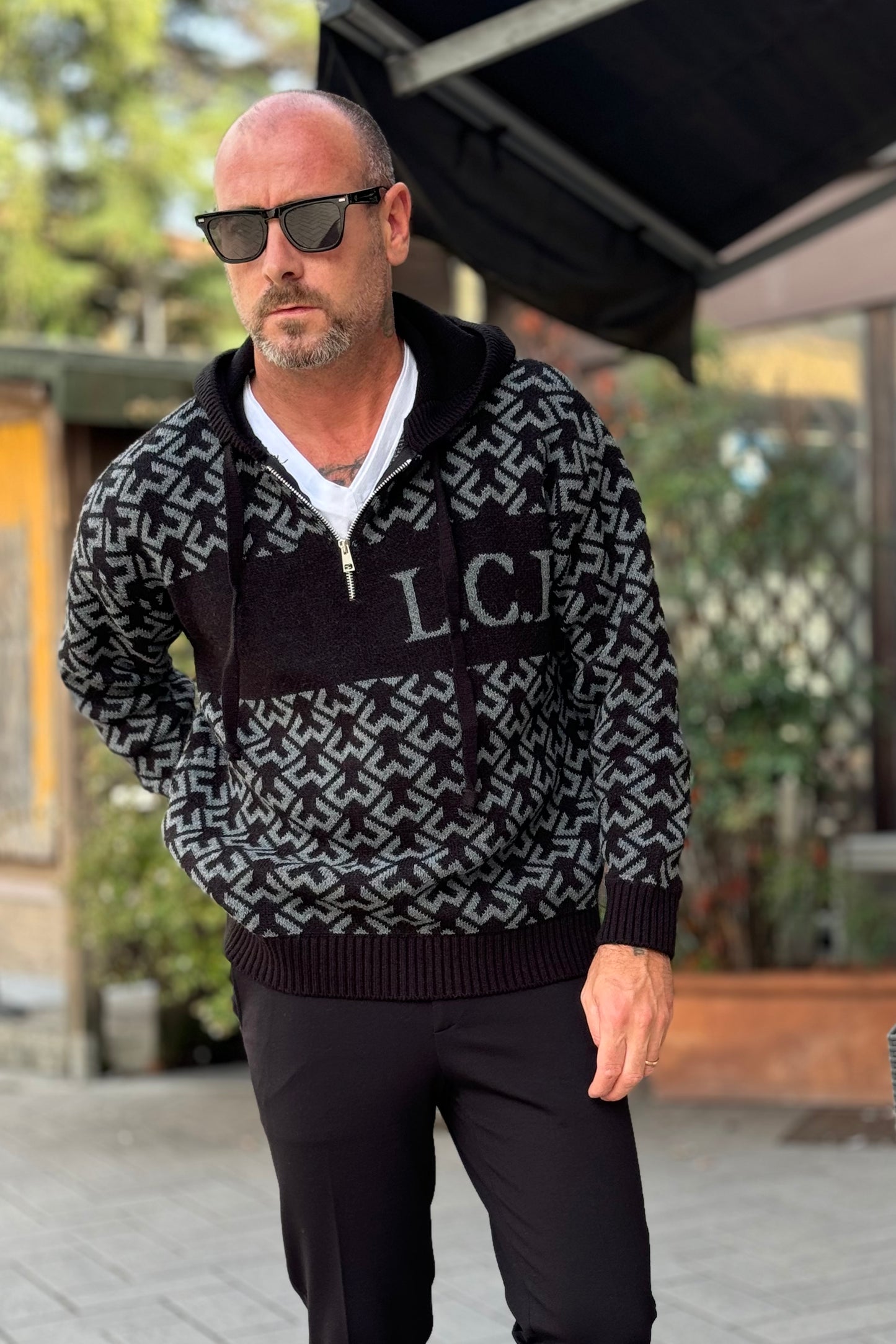 Les Costumes Paris  LCFW25039 Maglia modello felpa con cappuccio zip allover logo jacquard lato cuore nera e grigia LCFW25039