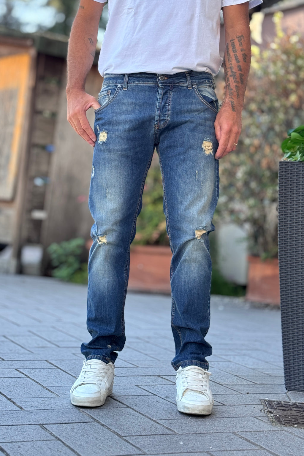 TELAMIRA JEANS CON ABRASIONI E ROTTURE