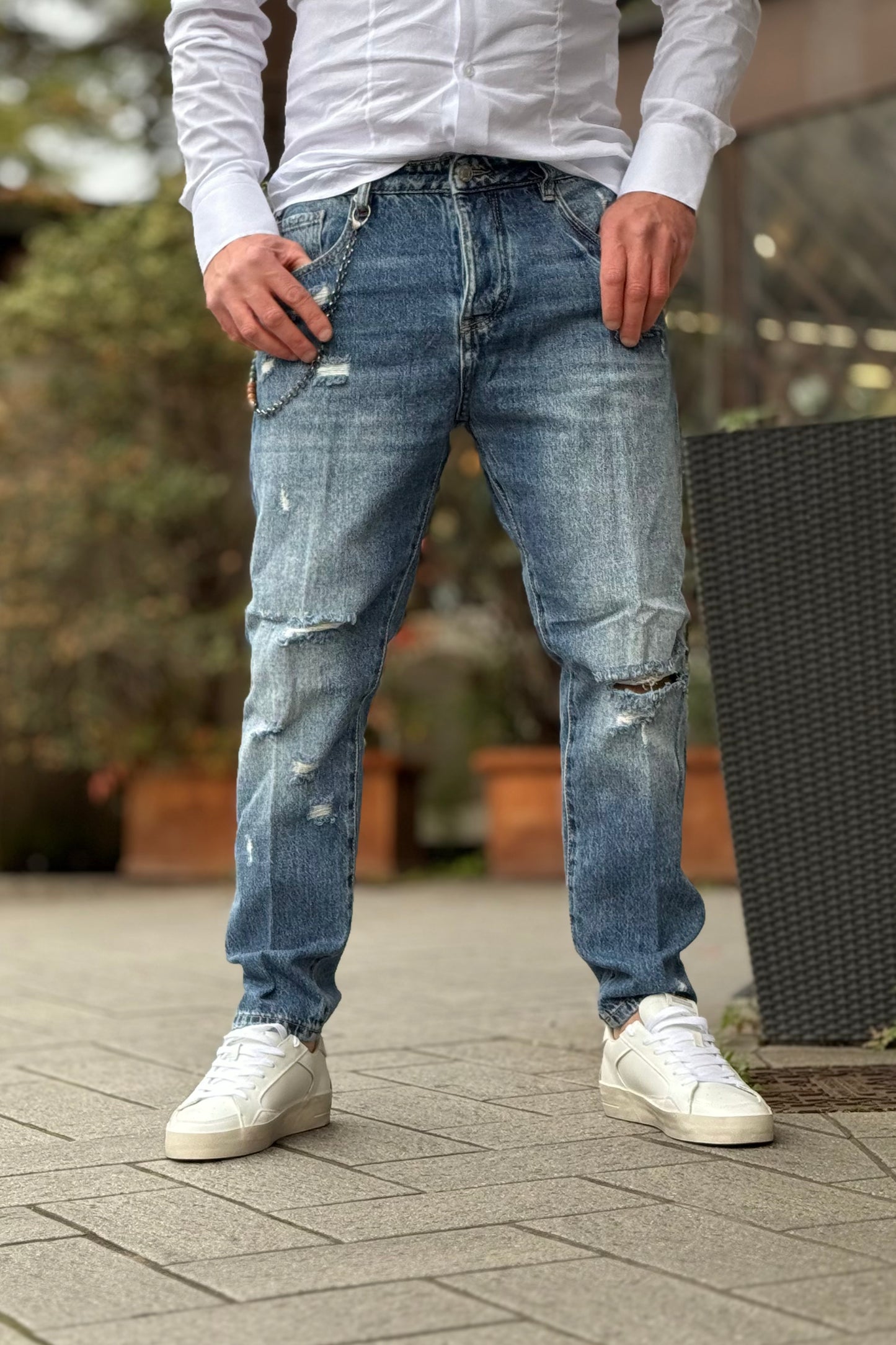 TELAMIRA LTJ043 Jeans carrot fit lavaggio medio chiaro con abrasioni e taglio ginocchio