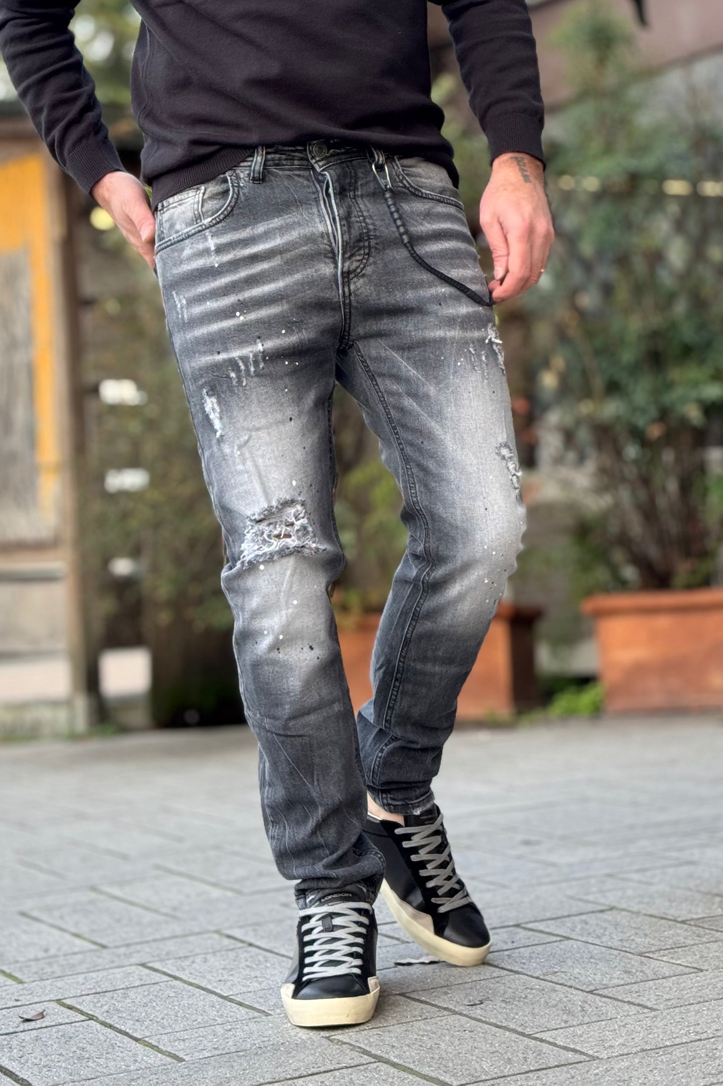 Xagon Man UMR254 jeans vestibilità slim con rottura ginocchio e micro splash colore grigio