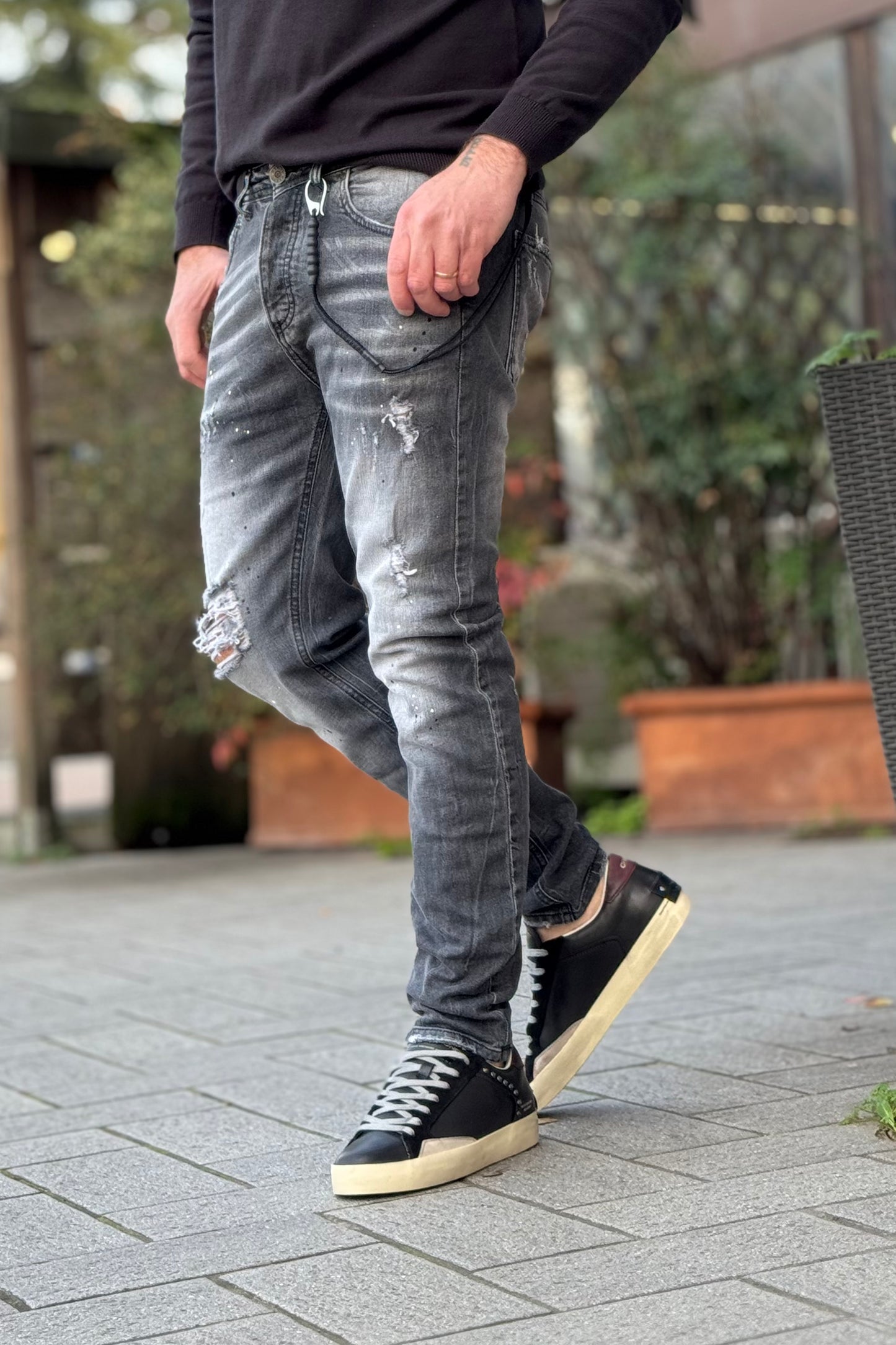 Xagon Man UMR254 jeans vestibilità slim con rottura ginocchio e micro splash colore grigio