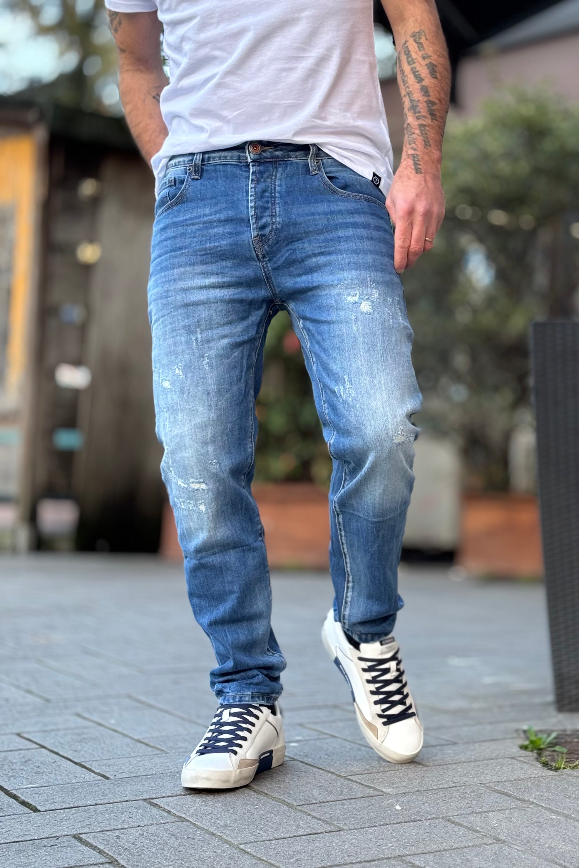 TELAMIRA JEANS SLIM MEDIO CHIARO CON ABRASIONI - Mania Fashion Clothing