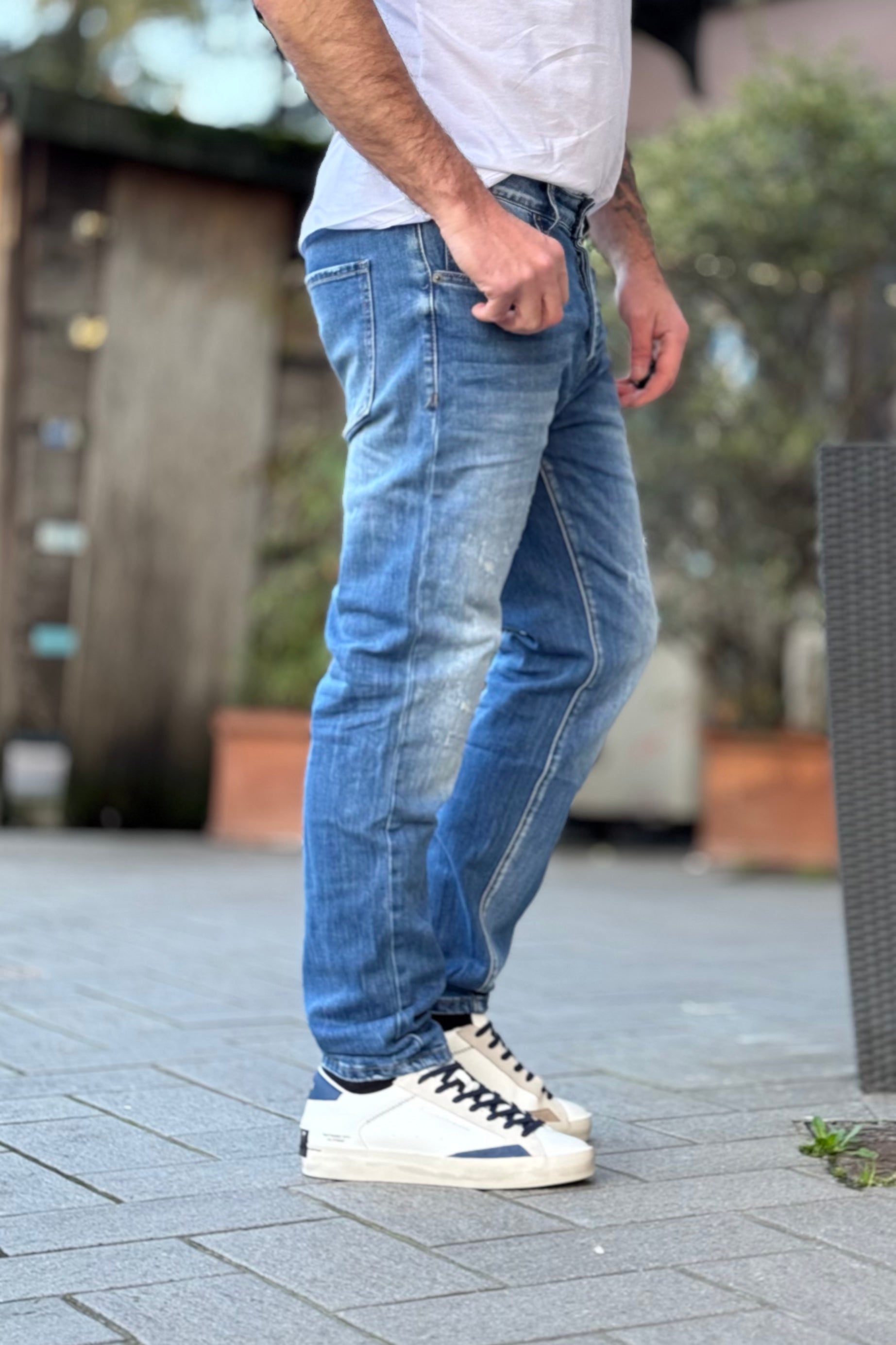 TELAMIRA JEANS SLIM MEDIO CHIARO CON ABRASIONI - Mania Fashion Clothing