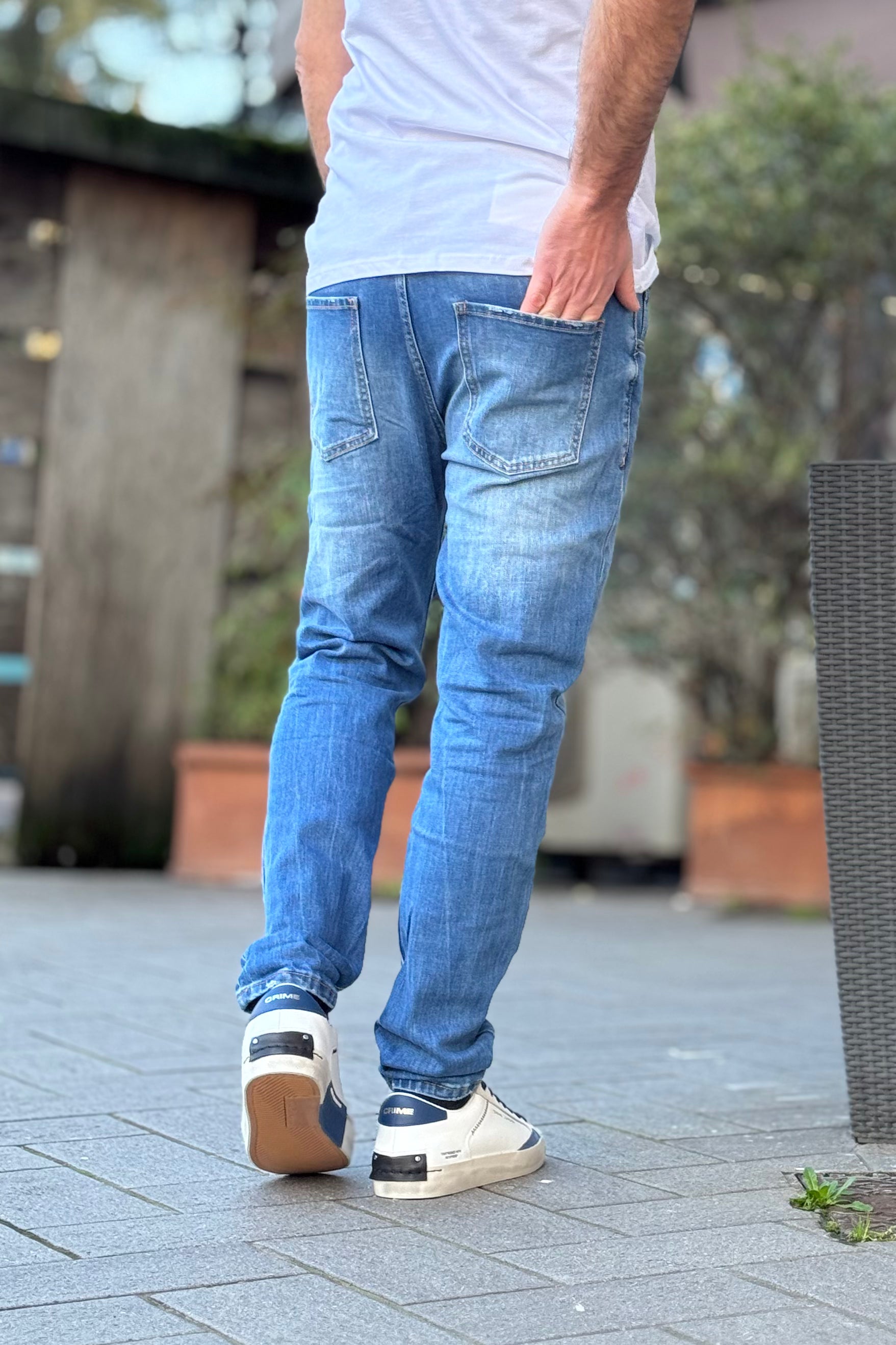 TELAMIRA JEANS SLIM MEDIO CHIARO CON ABRASIONI - Mania Fashion Clothing