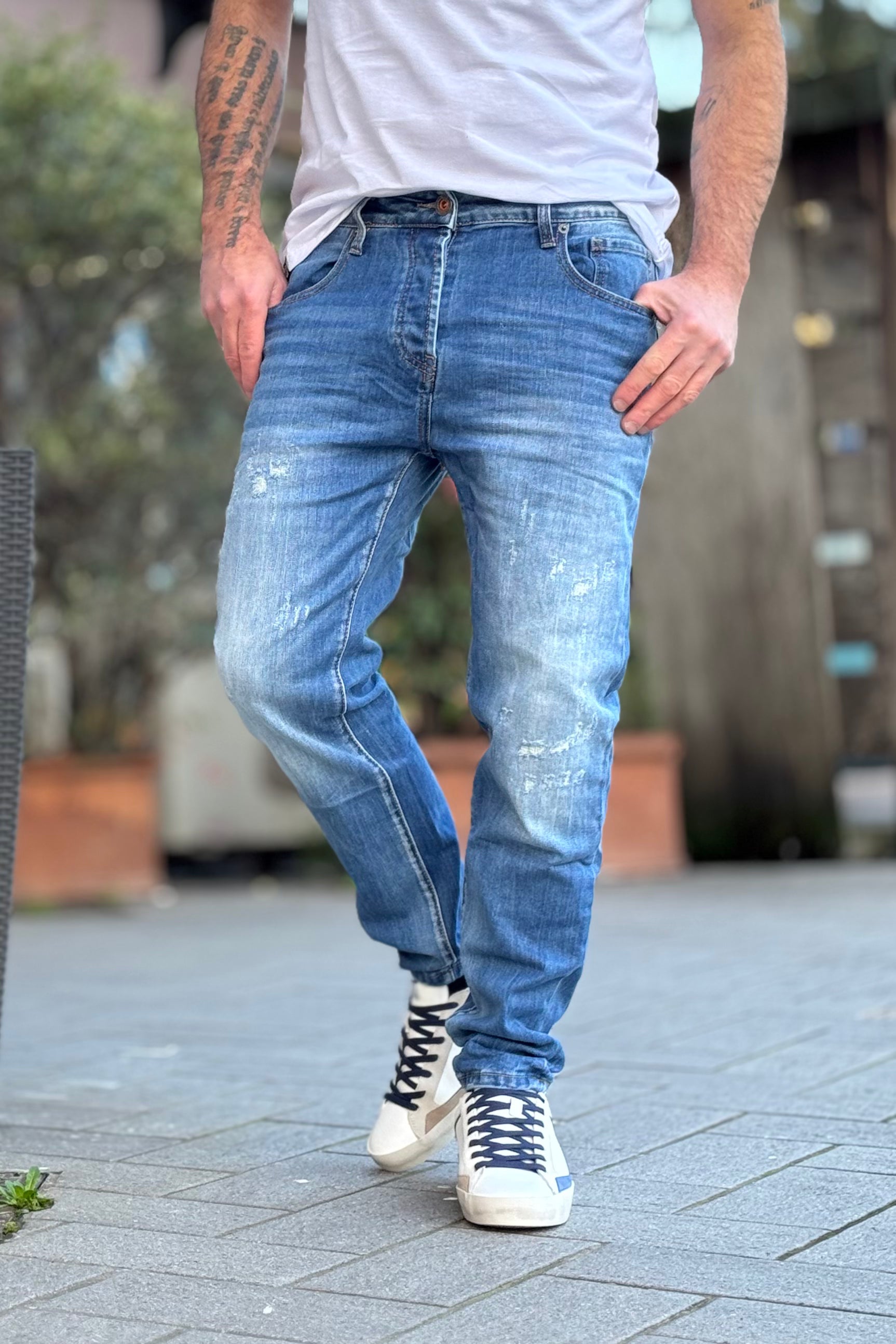 TELAMIRA JEANS SLIM MEDIO CHIARO CON ABRASIONI - Mania Fashion Clothing