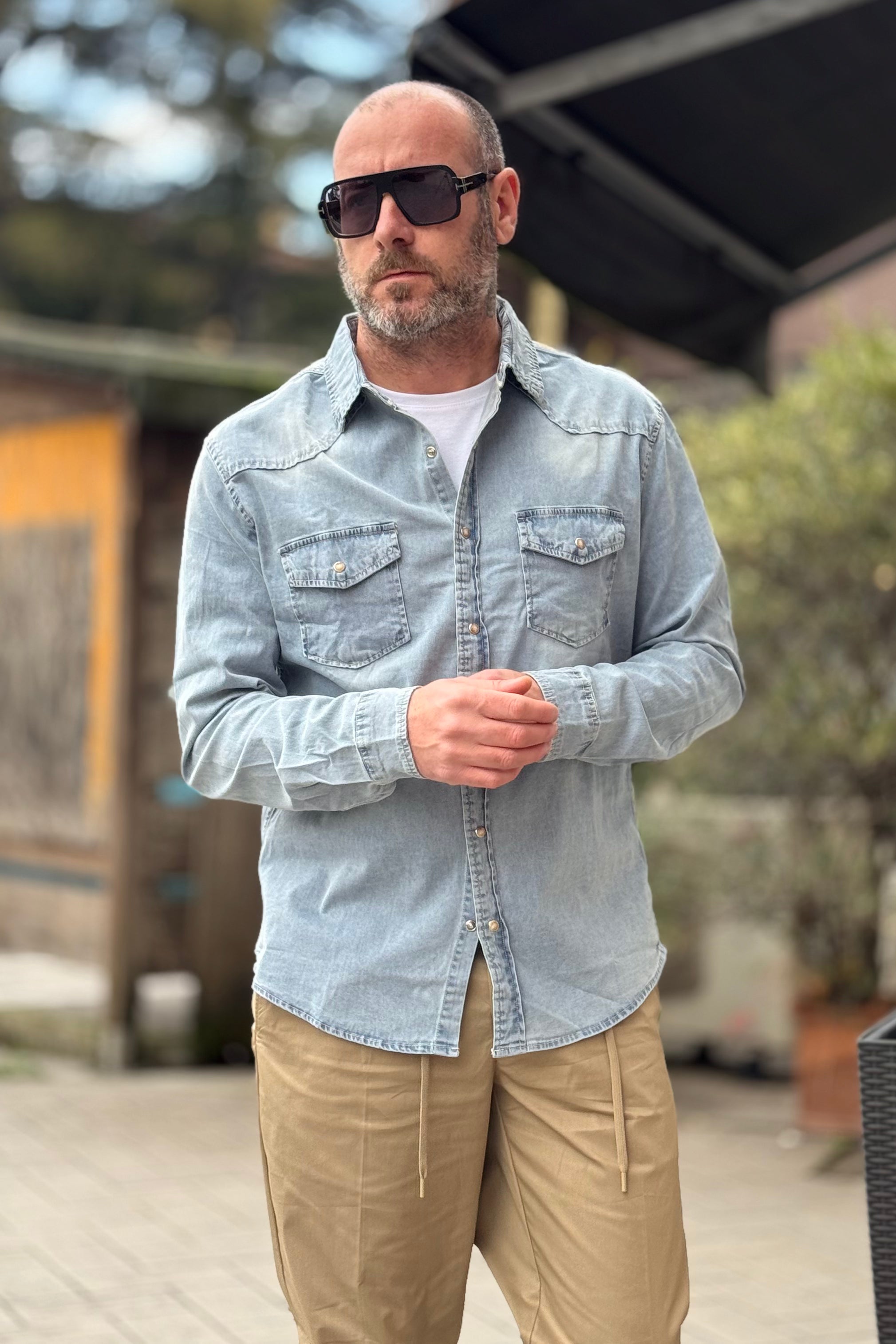 TELAMIRA CAMICIA IN JEANS CON BOTTONE MADRE PERLA