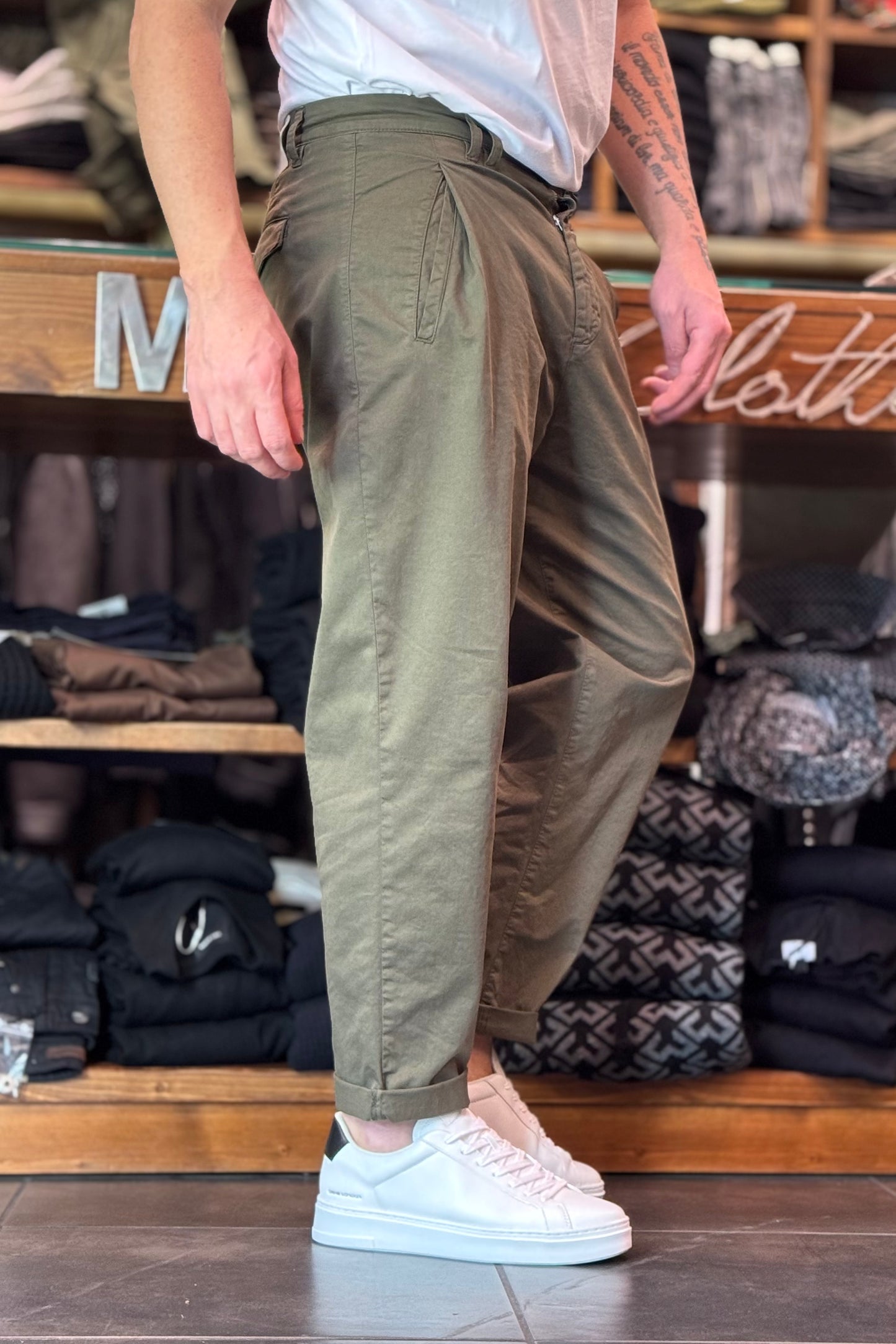 Bicolore pantalone con pinces in vita disponibile in 2 colori