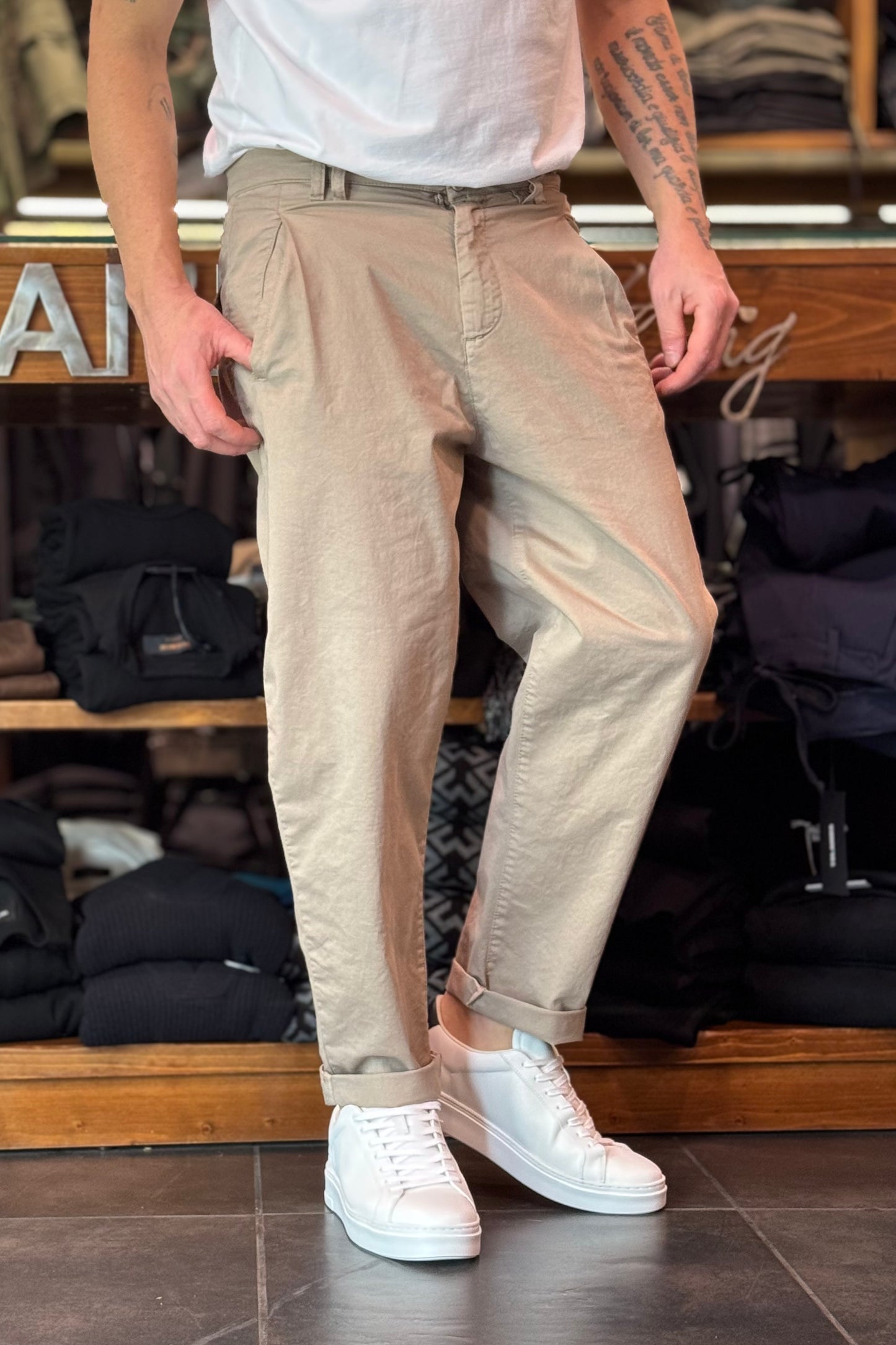 Bicolore pantalone con pinces in vita disponibile in 2 colori