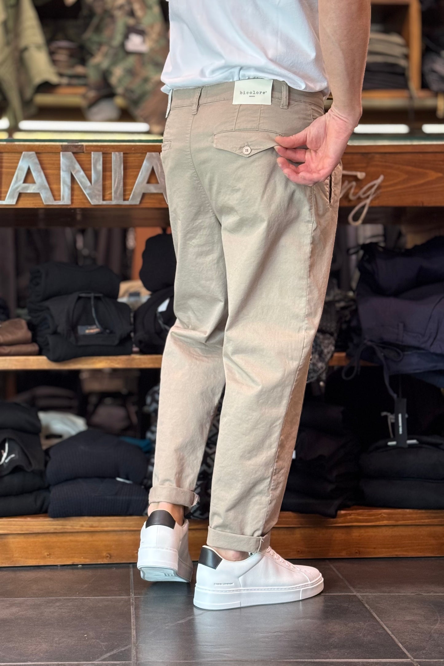 Bicolore pantalone con pinces in vita disponibile in 2 colori