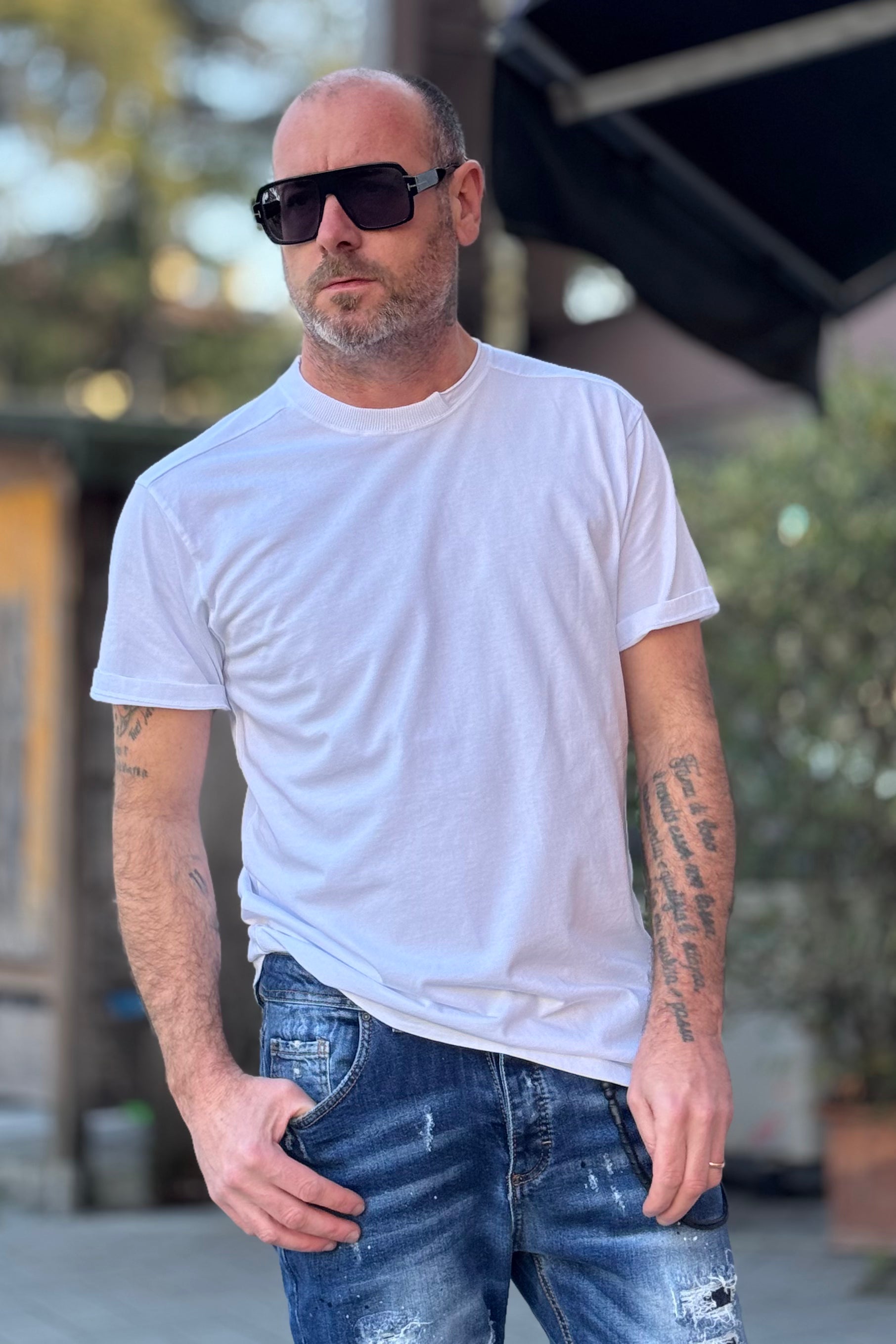 EN AVANCE TSHIRT CON COLLETTO FRISEE E TAGLIO VIVO DISPONIBILE IN 2 COLORI