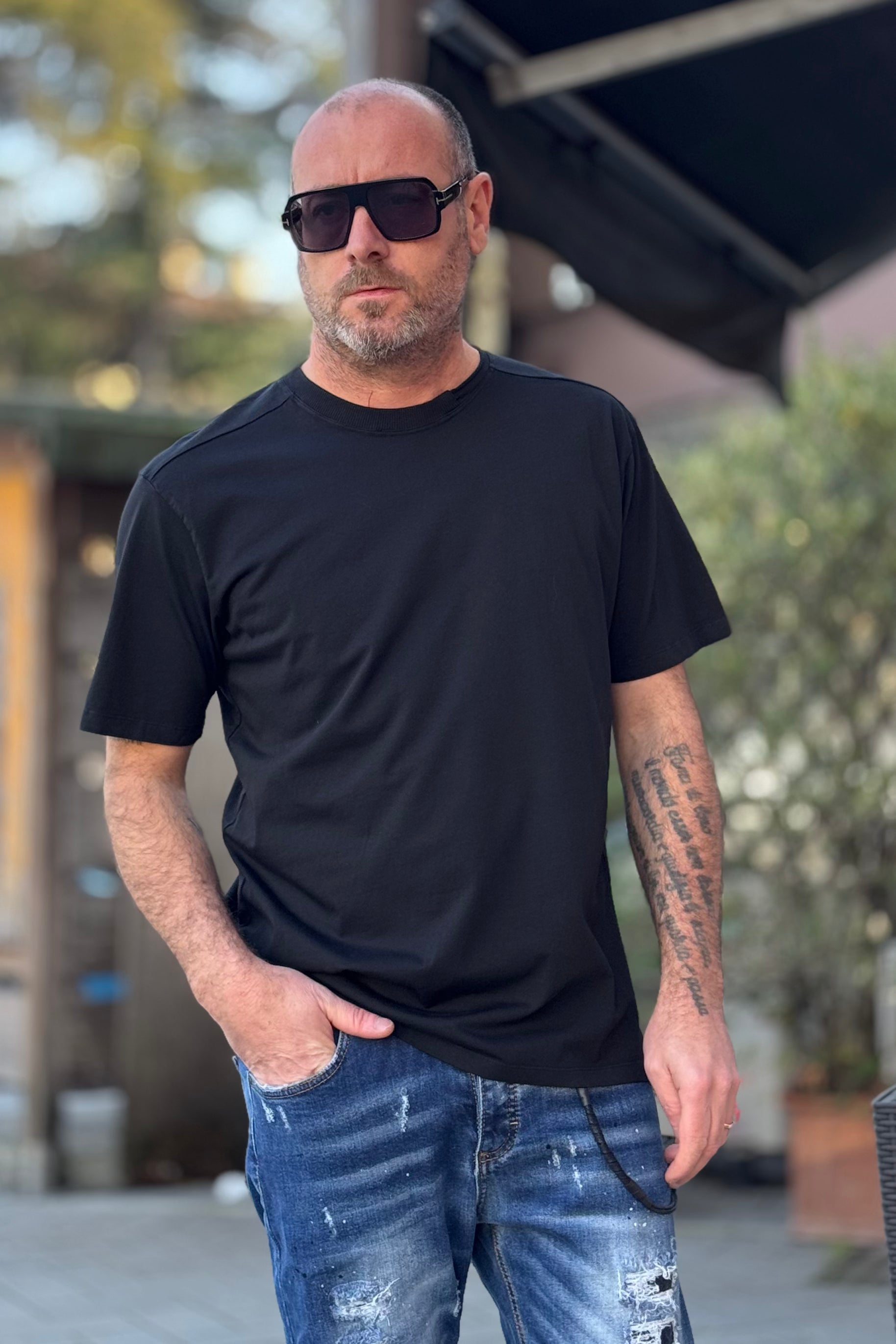 EN AVANCE TSHIRT CON COLLETTO FRISEE E TAGLIO VIVO DISPONIBILE IN 2 COLORI